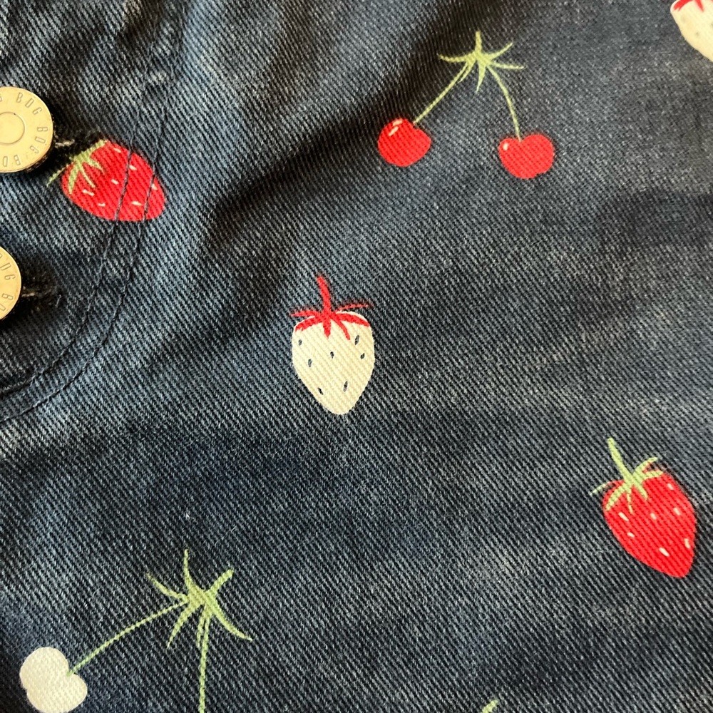 BDG strawberry button shorts. - Picture 3 of 12